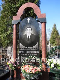На фото гранитный памятник класса люкс в элитном комплексе. Установленный памятник на одного на могилу фото, памятник из комбинированного гранита на одного.