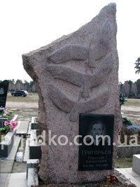 На фото элитный памятник на одного в гранитном комплексе. Памятник по индивидуальному заказу на могиле. Изготовление памятников по доступной цене в Киеве.