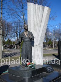 Элитный комплекс со скульптурой из бронзы фото на кладбище. Доступная цена ритуального комплекса из гранита. Изготовление элитных комплексов в Киеве по индивидуальному проекту.