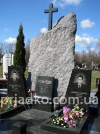 На фото памятник из гранита в элитном комплексе на кладбище. Изготовление памятников по доступной цене в Киеве с гарантией 10 лет. Заказать памятник в Киеве, можно в офисе СПД Прядко.