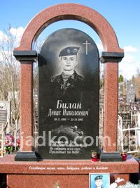 На фото памятник на одного с колоннами в элитном комплексе. Изготовление элитных комплексов в Киеве по индивидуальному проекту; заказать памятник на одного в Киеве, можно прямо с нашего сайта.