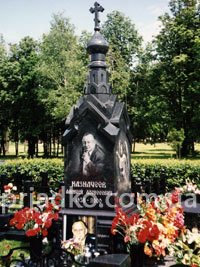 На фото элитный комплекс на кладбище. Установленный памятник на одного на могилу фото. Цена ВИП памятника согласно проекта.
