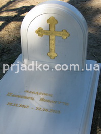 Памятник ребёнку из белого мрамора. Фото памятника младенцу на кладбище. Оформление памятника сусальным золотом. Доступная цена детского памятника $1.5 тыс. Заказать памятник ребёнку из мрамора, можно в офисе СПД Прядко в Киеве сегодня.