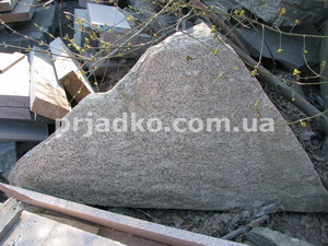 Высота каменного памятника - 125 см. Основа памятника из камня (по граням) - 180 х 140 х 120 см. Стоимость каменного памятника - 39 тыс. грн.