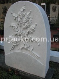 На фото мраморный памятник на кладбище. Купить готовый памятник из мрамора можно на складе в Киеве.