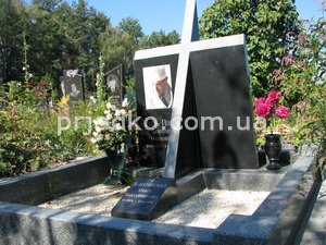 Крест из гранита с цветным портретом. Фото установленного креста на могилу. Продажа крестов из гранита в Киеве, индивидуальный заказ ритуальных крестов.