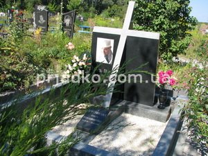 Ритуальный крест из гранита, фото на кладбище. Купить крест в Киеве, можно со склада СПД Прядко. Изготовление крестов по индивидуальному заказу.