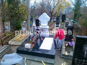 Резной крест из белого мрамора с надгробной плитой, фото на кладбище сразу после монтажа.