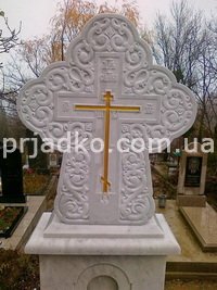 Крест из белого мрамора на кладбище. Ручная работа резчиков по мрамору. Фото креста после монтажа