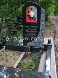 На фото женский памятник на одного. Купить памятник на одного человека - можно в офисе СПД Прядко в Киеве.