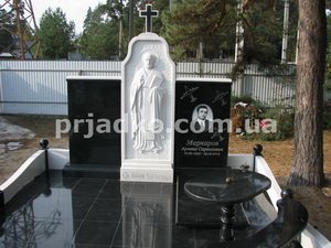 На фото памятник на троих. Купить памятник на троих в Киеве - можно с сайта: https://prjadko.com.ua/