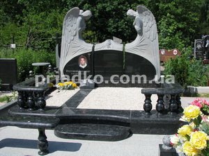 Памятник на три человека со скульптурой. Цена памятника на 3 человека - доступна.