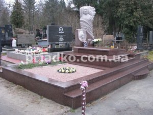 На фото памятник со скульптурой на троих. Цена памятника со скульптурой - доступна.