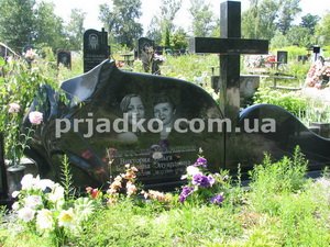 Памятники на три человека. Фото памятника на кладбище.