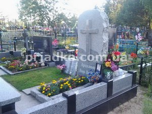 Памятник с крестом на 3 человека. Купить памятник для троих в Киеве - можно с сайта: https://prjadko.com.ua/