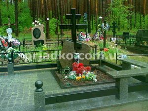 Памятник на троих с крестом. Фото памятника с крестом на кладбище.