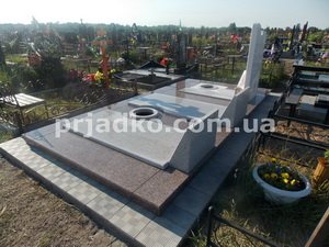 Памятники на три человека. Фото обратной стороны памятников.