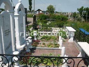 Мраморные памятники на три человека. Купить памятник для троих в Киеве - можно с сайта: https://prjadko.com.ua/