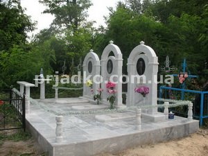 На фото мраморные памятники на три человека. Цена памятника на 3 человека - доступна.
