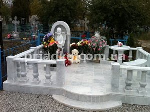 Памятник на три человека со скульптурой младенца. Стоимость памятника на три человека - по проекту.