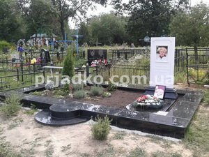 Памятник на три человека с портретом женщины. Цена памятника на три человека - по проекту.