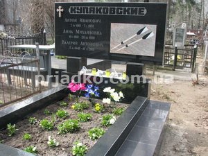 Фото памятника на кладбище. Памятник на три человека с портретом.