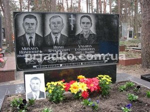 Фото памятника на кладбище. Памятник на три человека с портретами.