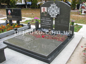 Мужской памятник на одного человека. Заказать памятник из гранита в Киеве - можно с сайта: https://prjadko.com.ua/