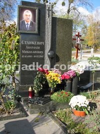 Мужской памятник на одного человека. Цена памятника из гранита - доступна.
