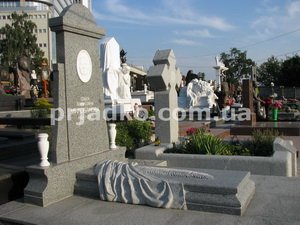 Фото памятника из гранита. Изготовление гранитных памятников в Киеве, компанией СПД Прядко.