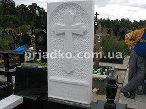 Памятник из мрамора с крестом. Заказать памятник из мрамора - можно Магазине Ритуальной скульптуры в Киеве.