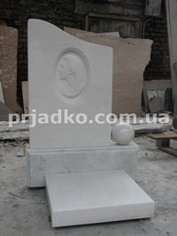 Мраморный памятник с барельефом. Размеры памятника - согласно проекта.