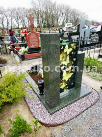 На фото памятник с портретом в стекле. Цена памятника с портретом в стекле - доступна.