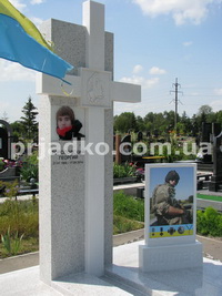 Памятник мужчине с портретом в стекле. Заказать памятник с портретом в стекле - можно в офисе СПД Прядко.