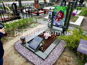 Фото памятника с портретом в стекле девушке. Размеры памятника с портретом в стекле -100 х 60 см.