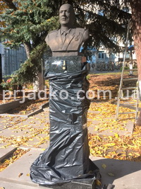 Бюст генерала на колонне; фото бюста для памятника, после установки на колонну. Цена бюста из бронзы $5,9 тыс.