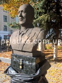 Фото бюста для памятника. Высота ритуального бюста на колонне 60 см. Цена бюста из бронзы - доступная.