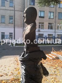 Фото бюста для памятника на колонне. Высота бюста для памятника 60 см. Цена бюста на колонне, доступна.