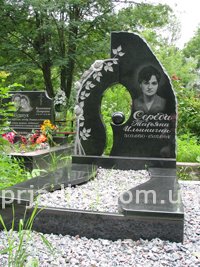 Фото памятника на кладбище в Киеве. Резной памятник на одного на могиле; изготовление памятников в Киеве сегодня. Доступная цена памятника из гранита.