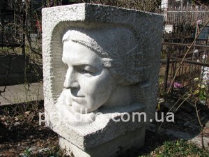Фото барельефа из гранита на могиле в Киеве. Горельеф из камня фото после установки на кладбище. Цена барельефа из камня доступная.