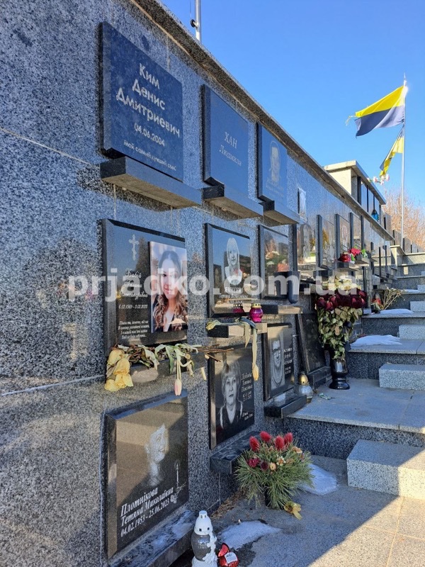 Крематорій у Києві. Оформлення місця поховання урни в колумбарії.
