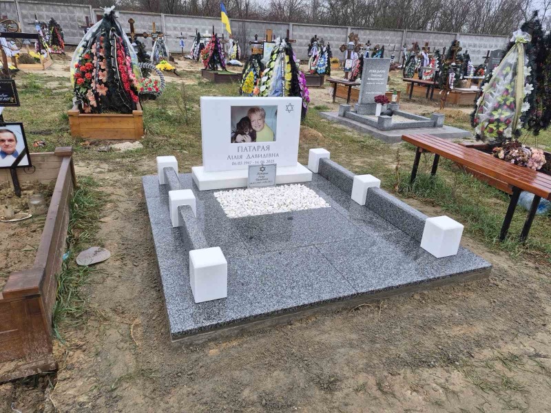 Мармуровий пам'ятник для матері