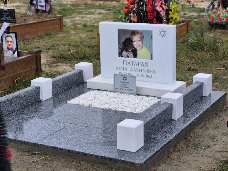 Мармуровий пам'ятник для матері