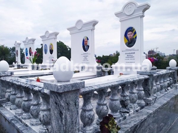 Елітні пам'ятники чоловікам на могилу