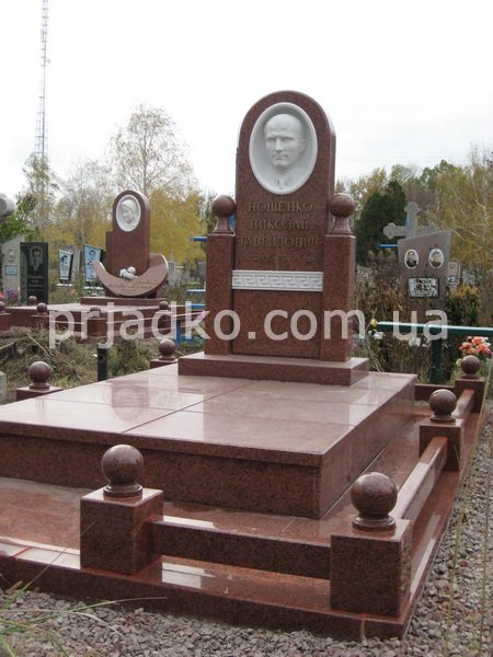 Елітні пам'ятники чоловікам на могилу