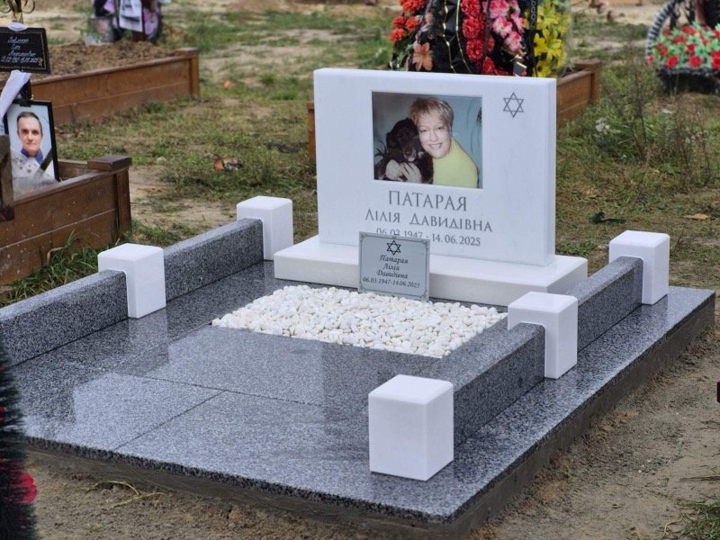 Мармуровий пам'ятник для матері